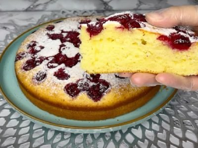 Кефирный пирог с вишней: пышный, как облако