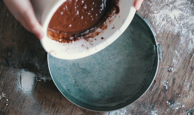 шоколадное тесто в форме