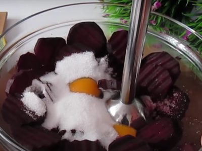 Кекс из свеклы с шоколадным соусом