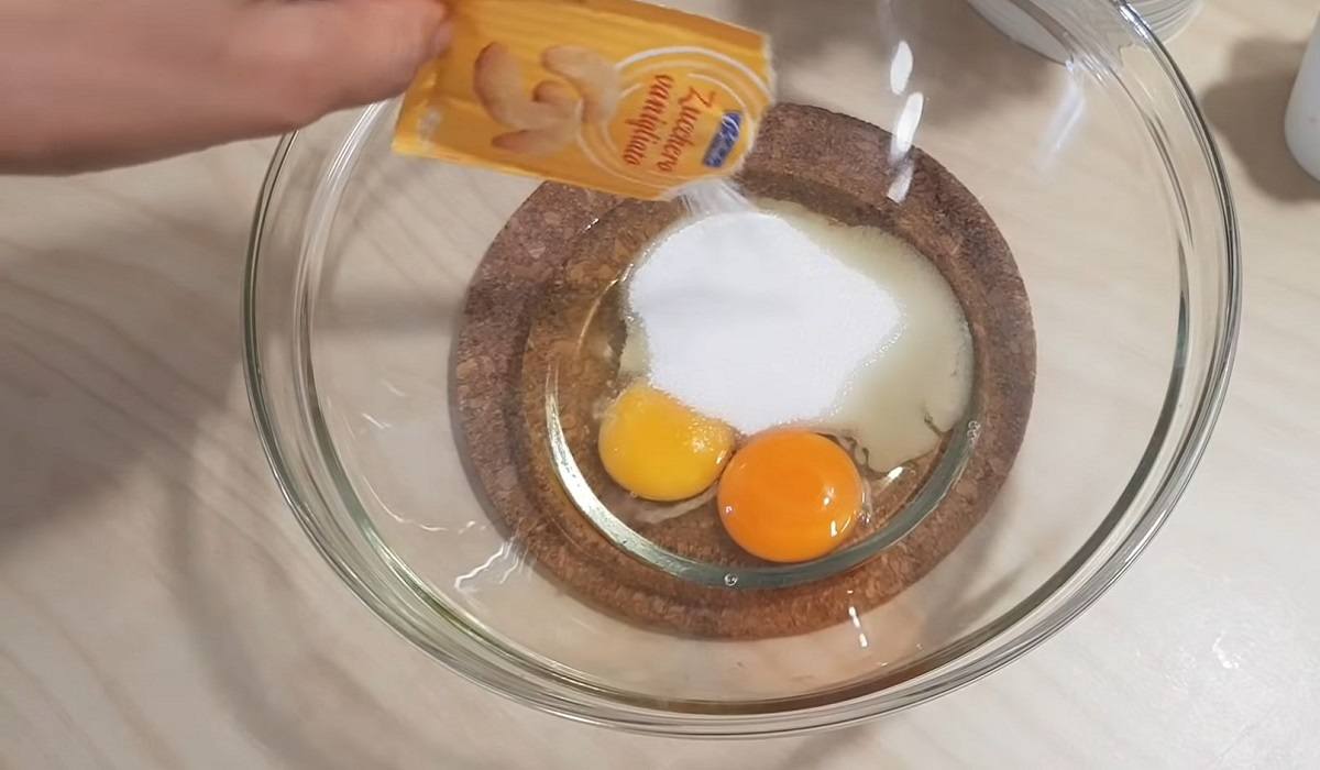 яйца, сахар и ванильный сахар