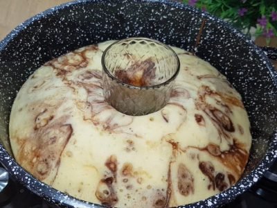 Кекс в кастрюле на плите