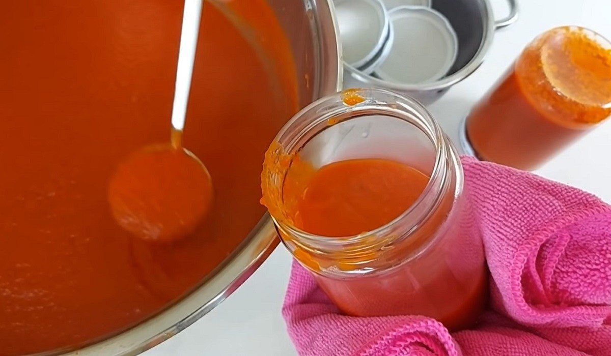 разлив кетчупа по банкам