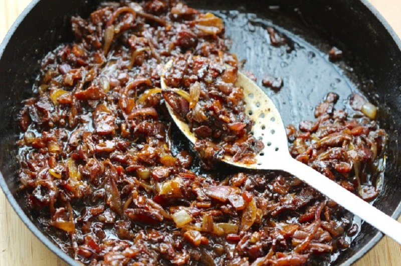 обжарка лука с мясом