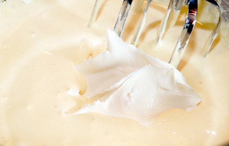 смешивание маскарпоне в массу желтков