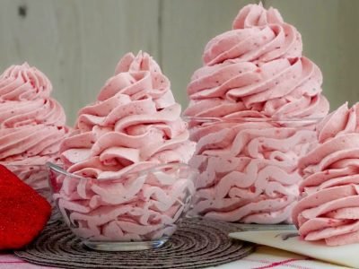 Клубничный десерт со сливками