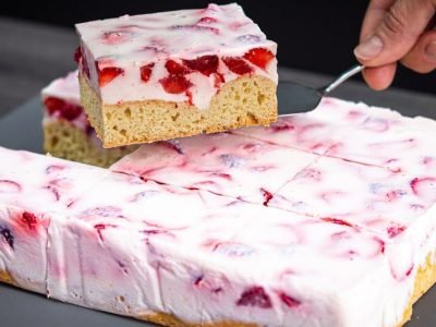 Нежный клубничный десерт со сметаной на мягком корже