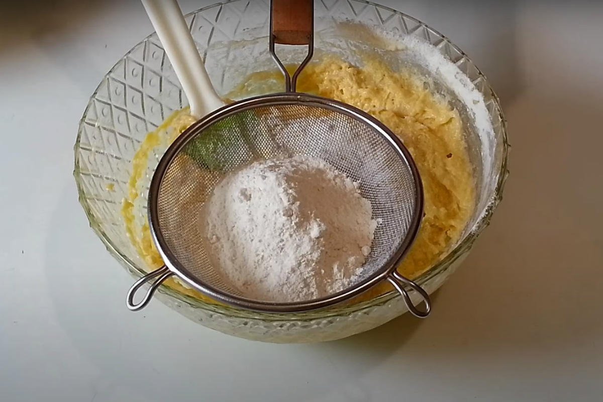 Полуничний пісочний пиріг у формі равлика