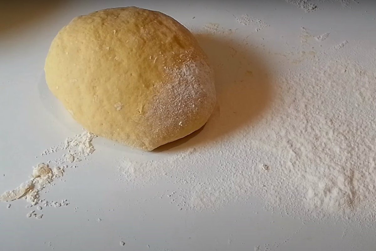 Полуничний пісочний пиріг у формі равлика