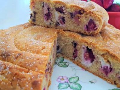 Клубничный дрожжевой пирог в форме улитки