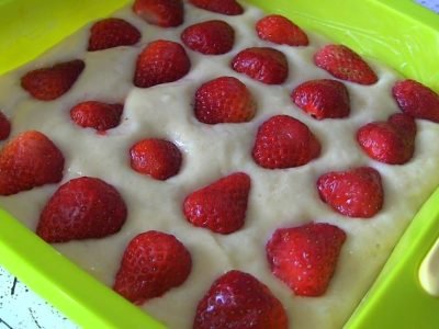 Клубничный пирог на кефире без масла