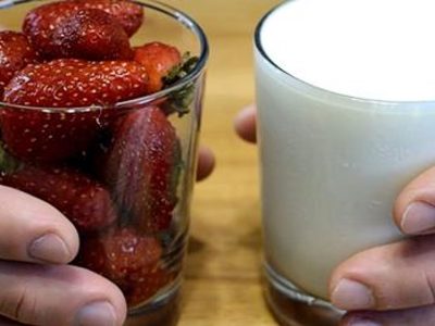 Воздушный клубничный пирог на молоке