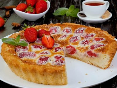 Клубничный пирог с кремом и кокосовой стружкой