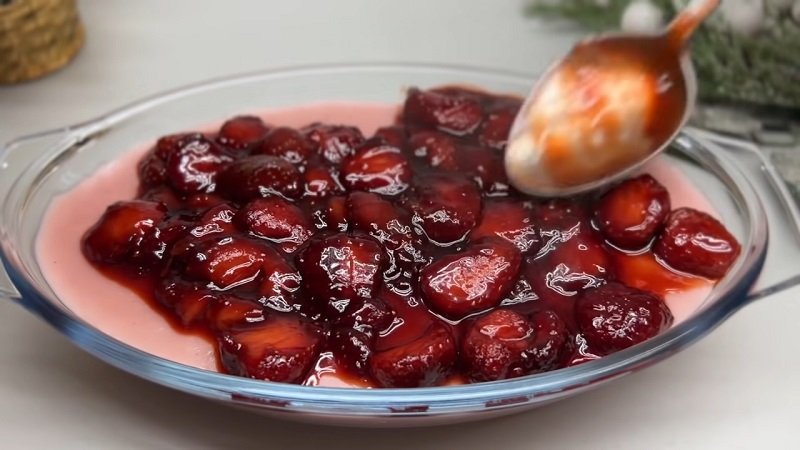 подача клубничного пудинга