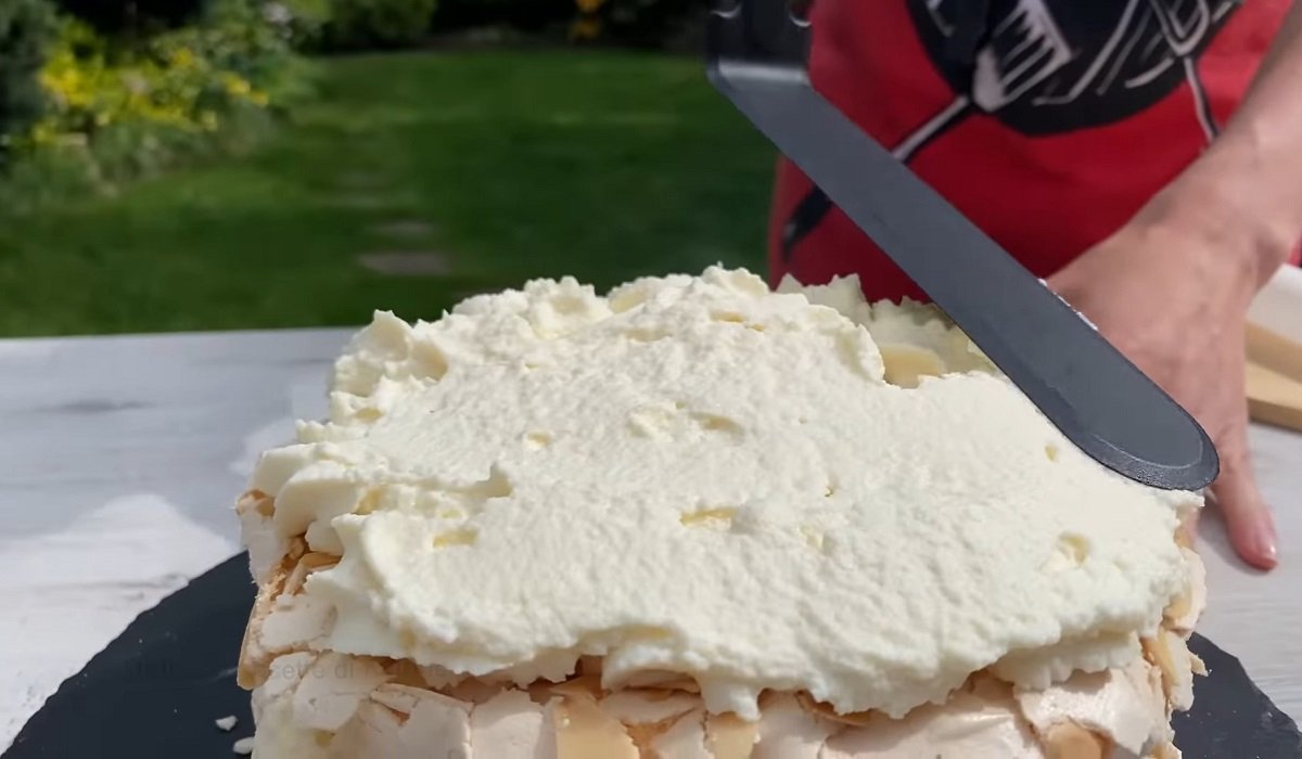 выравнивание крема на торте