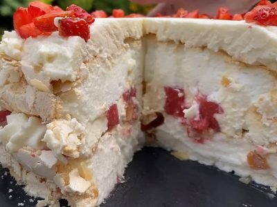 Воздушный клубничный торт с безе и кремом