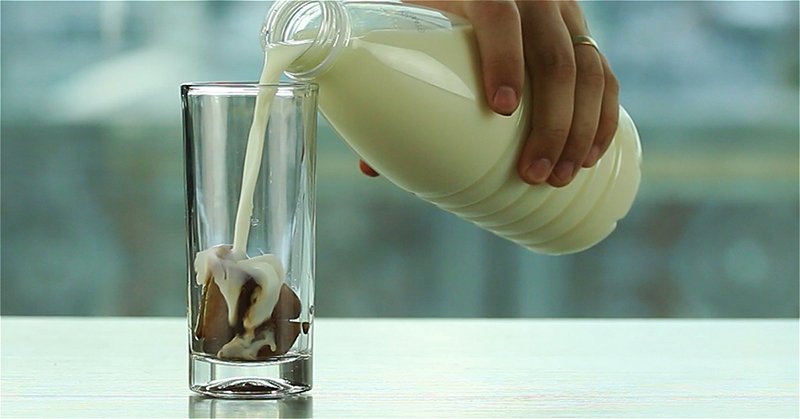 стакан с молоком и кофейным льдом