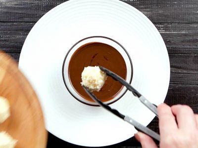 Кокосовые шарики в шоколаде