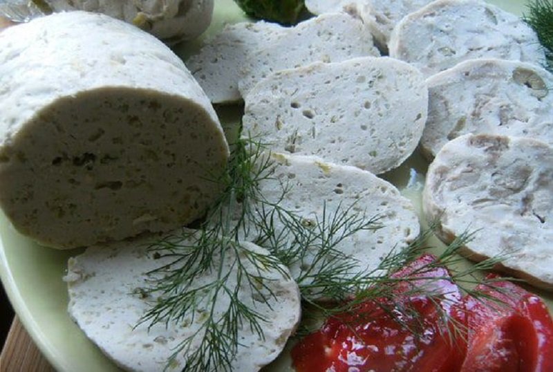 куриная колбаса на столе