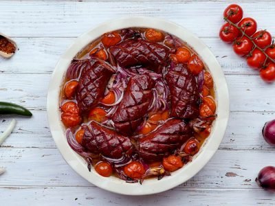 Колбаса, запеченная с луком в пиве