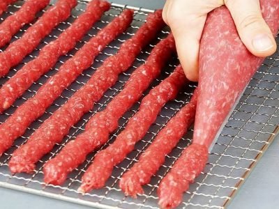 Сухие колбаски из фарша в духовке