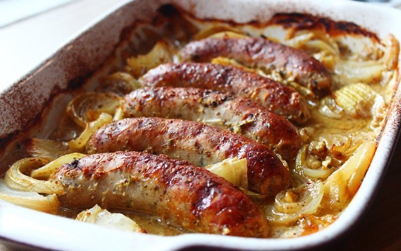 колбаски с яблоками в духовке