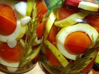 Консервированные помидоры с кабачками «Сатурн в банке»