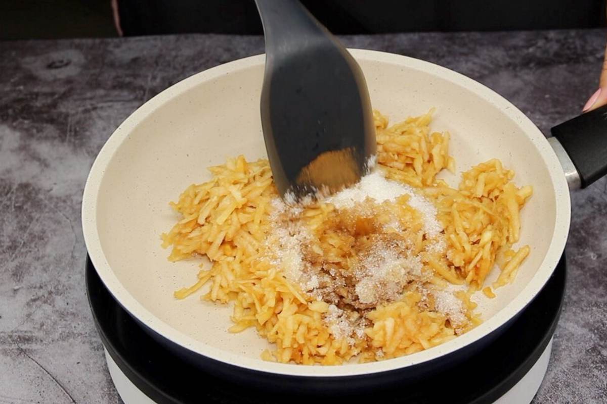 яблоки на сковороде