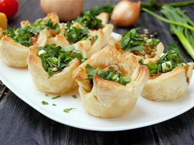 Корзинки из слоеного теста с начинкой