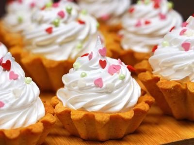 Песочные корзинки с повидлом и белковым кремом