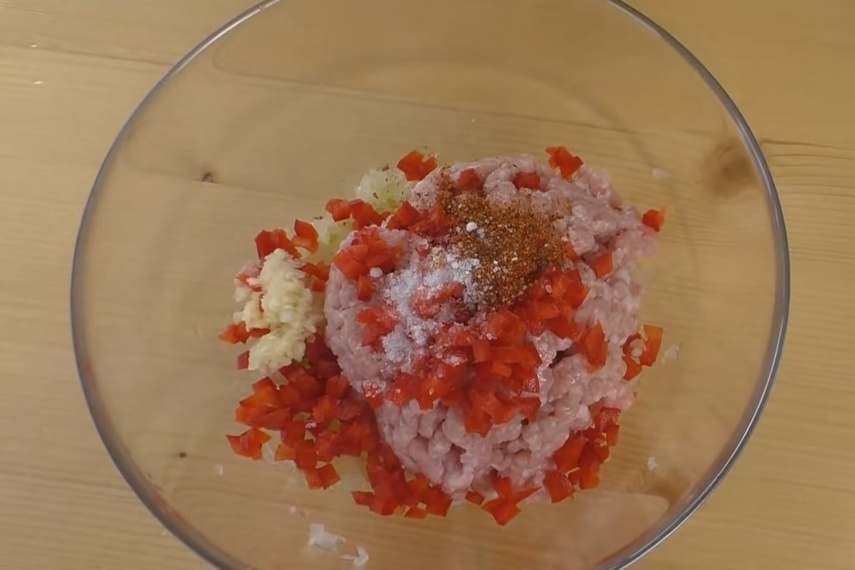 куриный фарш с болгарским перцем и специями