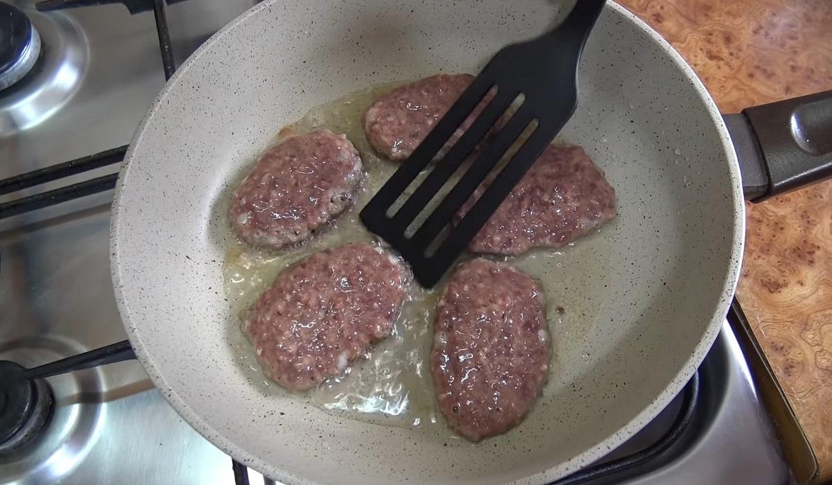 котлеты на сковороде