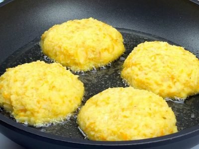 Румяные котлеты из риса и картошки с соусом