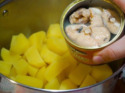 Простые котлеты из рыбных консервов с картофелем на сковороде