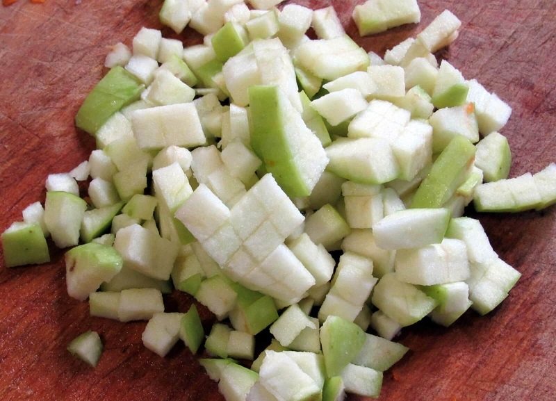 нарезать яблоко