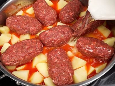 Сочные котлеты с гарниром и соусом