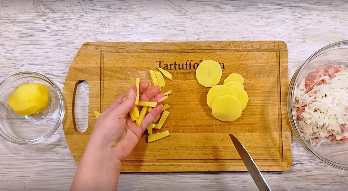 нарезанный соломкой картофель