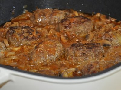 Котлеты в луковом соусе