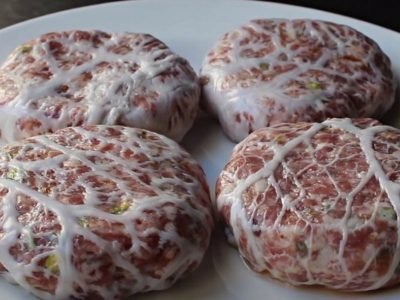 Пряные котлеты в сетке из сала