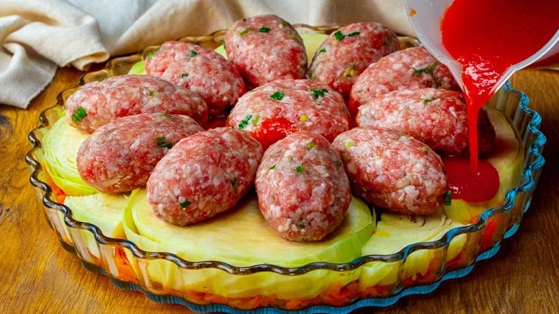 котлеты с капустой в томатном соусе