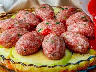 Котлеты в томатном соусе, запеченные на капустной подложке