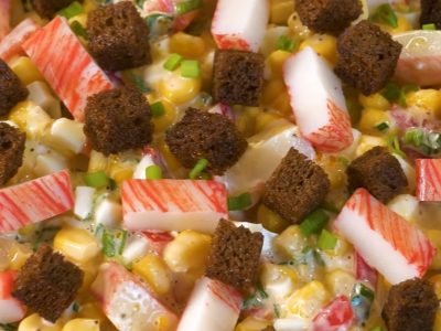 Простой крабовый салат с чесночными гренками
