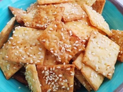 Хрустящий крекер с луком и солью