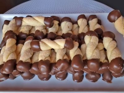 Крученое печенье на йогурте в шоколаде