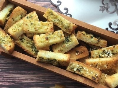 Ароматные крутоны с сыром и зеленью в духовке