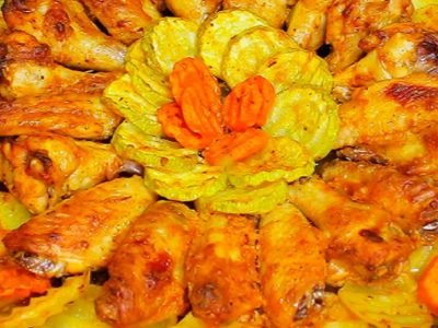 Куриные крылышки с картошкой в соусе в духовке