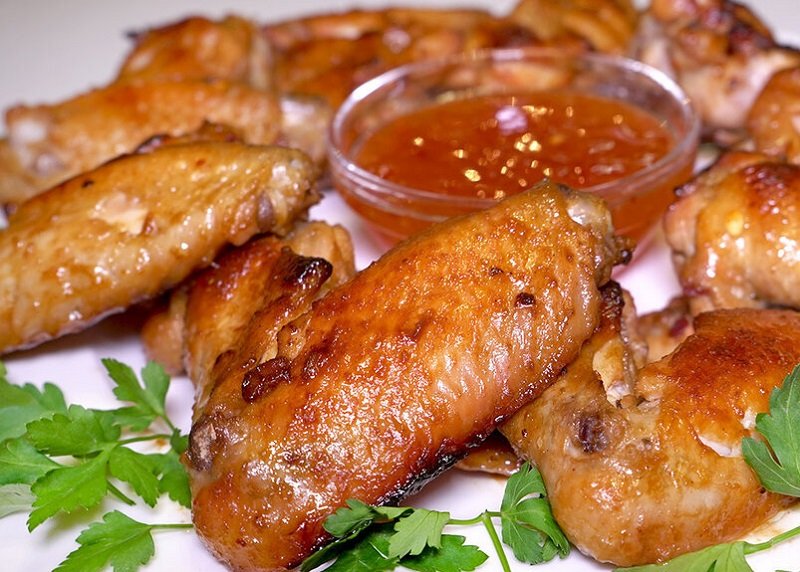 подача крылышек в соусе