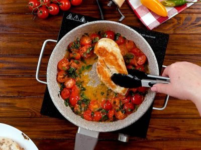 Курица «Капрезе» на сковороде