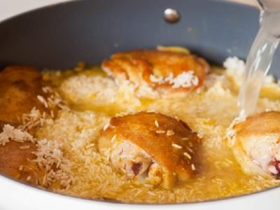 Курица карри с рисом на сковороде