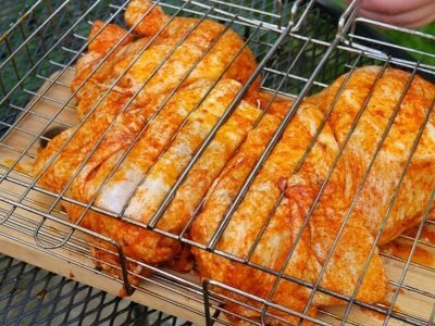 Целая курица на решетке в масляно-чесночном соусе