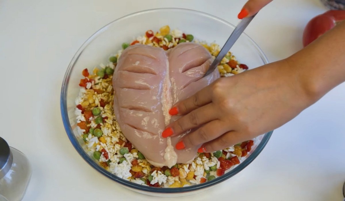 куриная грудка на рисово-овощной подушке